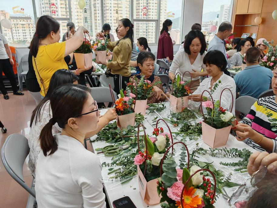 福田社区“花香岁月 悦享插花”手工插花沙龙 活动